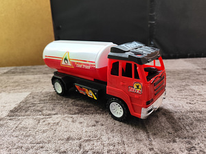 Машинка бензовоз. (2 фото из 4)