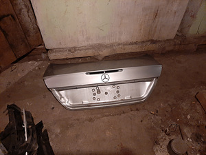 Mercedes-Benz W211 pakiruumi kaas (1 foto / 3)