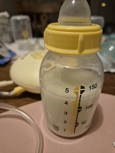 Молокоотсос Medela (3 фото из 3)