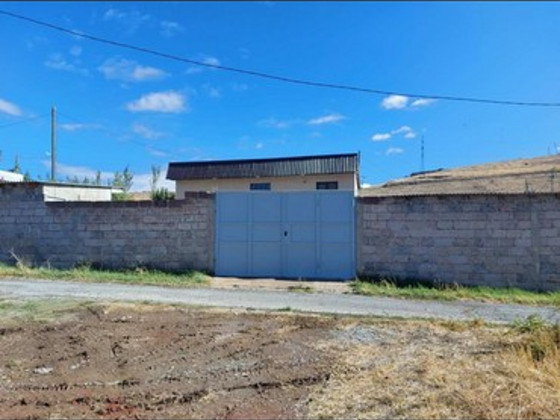 Дом с 2 спальнями, 1500 кв. м. Площадь 65 кв. м, 2 этажа, частично меблирован.