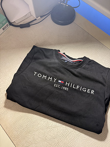 TOMMY HILFIGER (1 foto / 2)