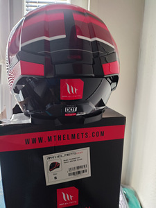 MT Helmets (5 фото из 8)