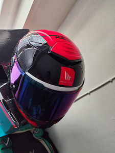 MT Helmets (6 фото из 8)