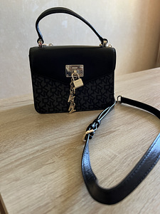 Сумка через плечо DKNY (1 фото из 1)