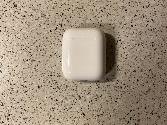 Продается пустой чехол AirPods.