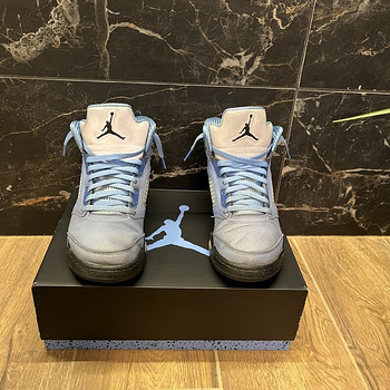 Air Jordan 5 UNC