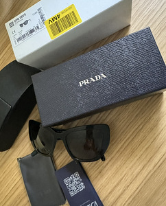 Солнцезащитные очки Prada (1 фото из 8)