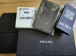 Солнцезащитные очки Prada (3 фото из 8)