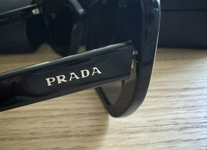 Солнцезащитные очки Prada (4 фото из 8)