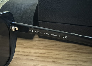 Солнцезащитные очки Prada (6 фото из 8)