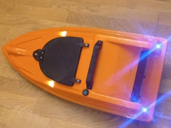 Tarbevarustuse paat GPS autopiloodiga