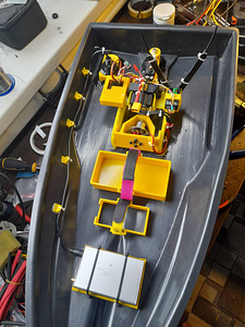 Tarbevarustuse paat GPS autopiloodiga (7 foto / 10)