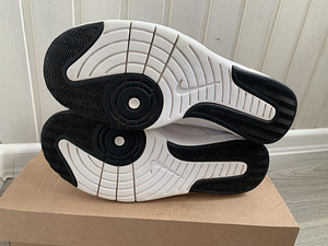 Кроссовки Nike, кожаные р.36 (4 фото из 5)