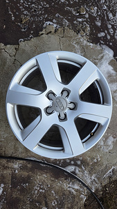 Оригинальные диски Audi 5x112 8JX17H2 ET 39 66,5 В очень хор (3 фото из 9)
