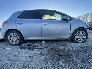 TOYOTA AURIS 1,4 D4D, VARUOSAD (1 foto / 10)