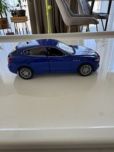Детская машинка Maserati Levante (модель) (6 фото из 8)