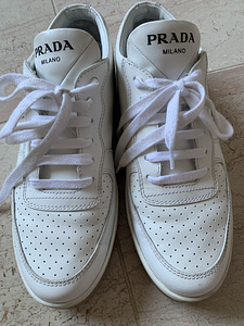 Женская обувь Prada (3 фото из 3)