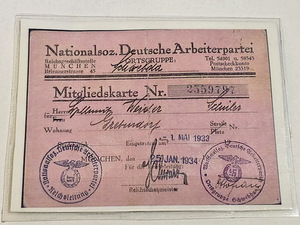 Членская карта NSDAP с монетой (2 фото из 3)