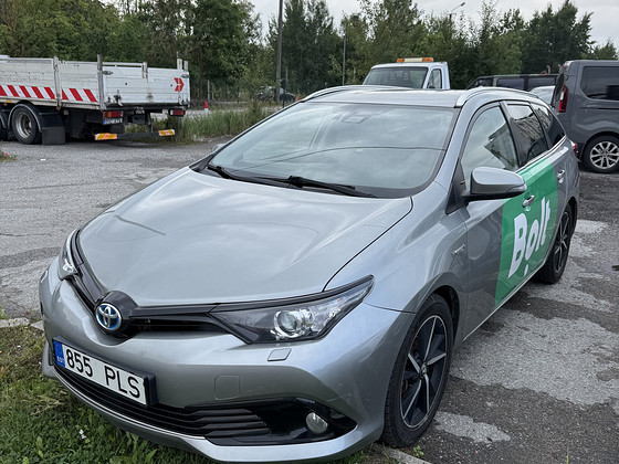 TOYOTA AURIS HYBRID+LPG АРЕНДА