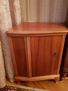 Тумбочка (2 фото из 2)