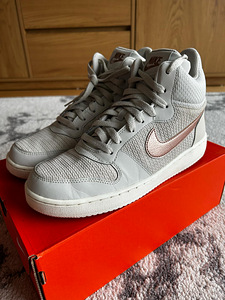 Кроссовки Nike (1 фото из 4)