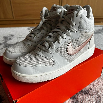 Nike vabaajajalatsid