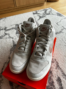 Кроссовки Nike (2 фото из 4)