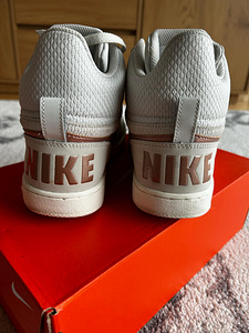 Кроссовки Nike (3 фото из 4)