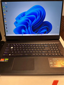 Msi Alpha 17 C7VG (1 foto / 3)