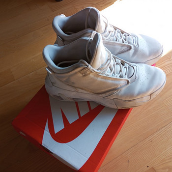 NIKE tossud