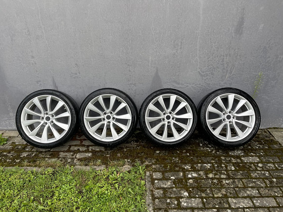 Tesla Model 3 originaalveljed 19-tolli koos suverehvidega