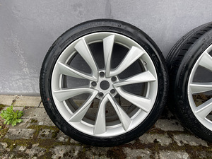 Tesla Model 3 originaalveljed 19-tolli koos suverehvidega (2 foto / 9)