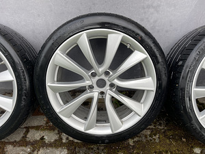 Tesla Model 3 originaalveljed 19-tolli koos suverehvidega (3 foto / 9)