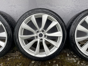Tesla Model 3 originaalveljed 19-tolli koos suverehvidega (4 foto / 9)