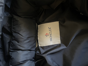 Moncler куртка (3 фото из 4)