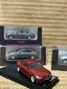 BMW 5 Series E60 M5 модель автомобиля 1/64 (5 фото из 10)