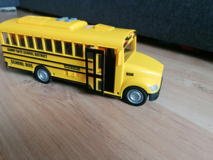 School bus (4 foto / 5)