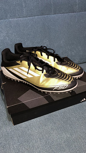 ADIDAS F50 CLUB MESSI TURF BOOTS (1 foto / 2)