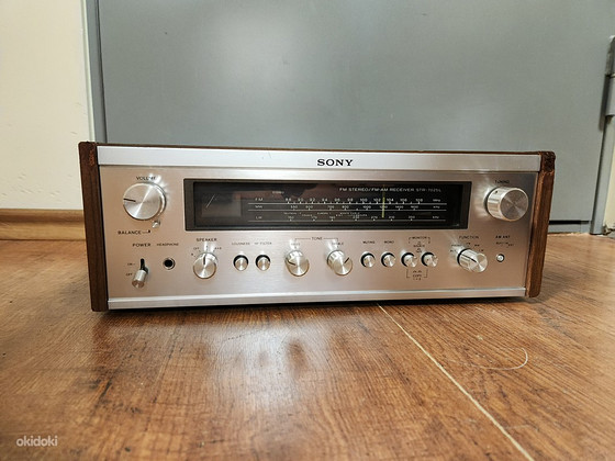Sony STR-7025 AM/FM стерео ресивер (1974-77)