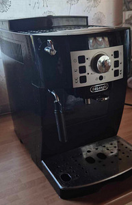 Полностью автоматическая эспрессо-машина DeLonghi Magnifica (1 фото из 3)