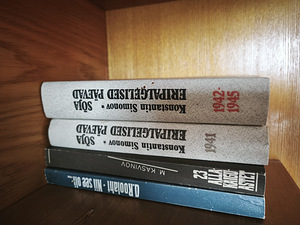 Книги (4 фото из 10)