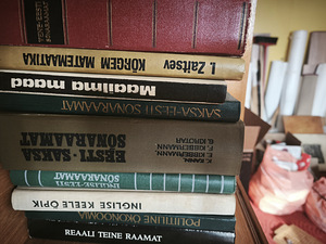 Книги (8 фото из 10)