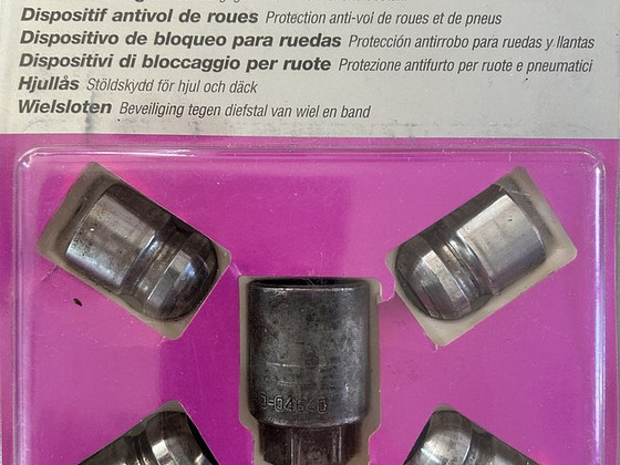 Wheel Lock Nuts McGard Part no. 25000SU