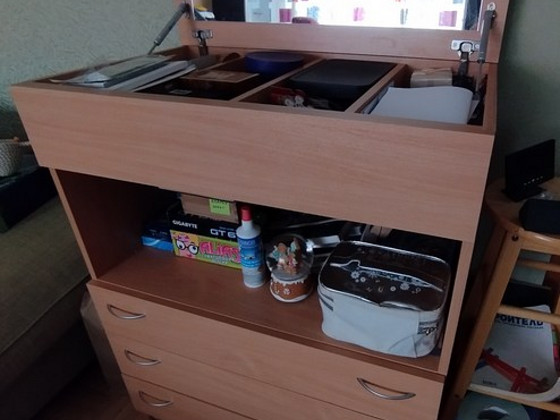 Комод с зеркалом.