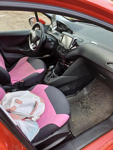 Peugeot 208 (8 фото из 9)