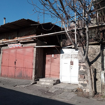 Երկու հարկանի քարե տուն Երևանում՝ կասկադի հարեվանությամբ