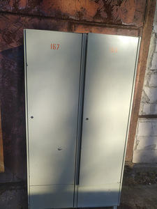 Металлический шкаф для одежды с 2 секциями (2 фото из 4)