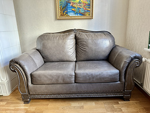 Роскошный кожаный диван Malacara Quarry Leather Loveseat Sig (3 фото из 4)