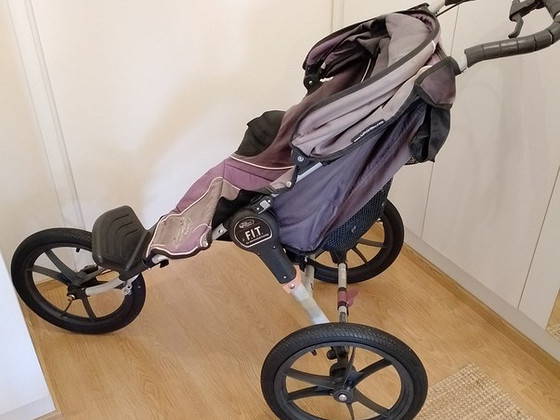 Laste jalutuskäru suurte ratastega
