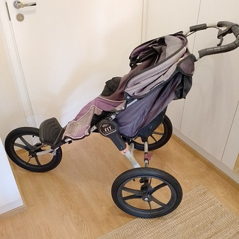 Laste jalutuskäru suurte ratastega
